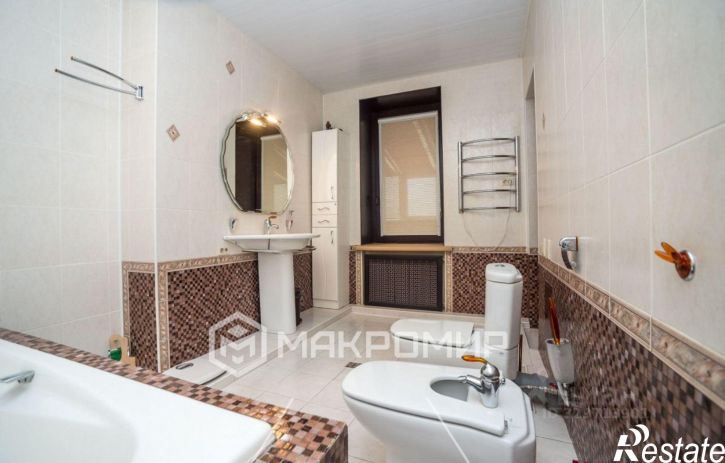 5-комн квартира улица Энгельса, 49А,  д. 49А